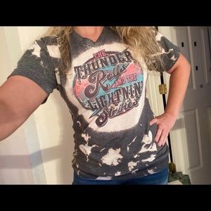Garth Brooks T-shirt: The Thunder Rolls and the Lightin’ Strikes